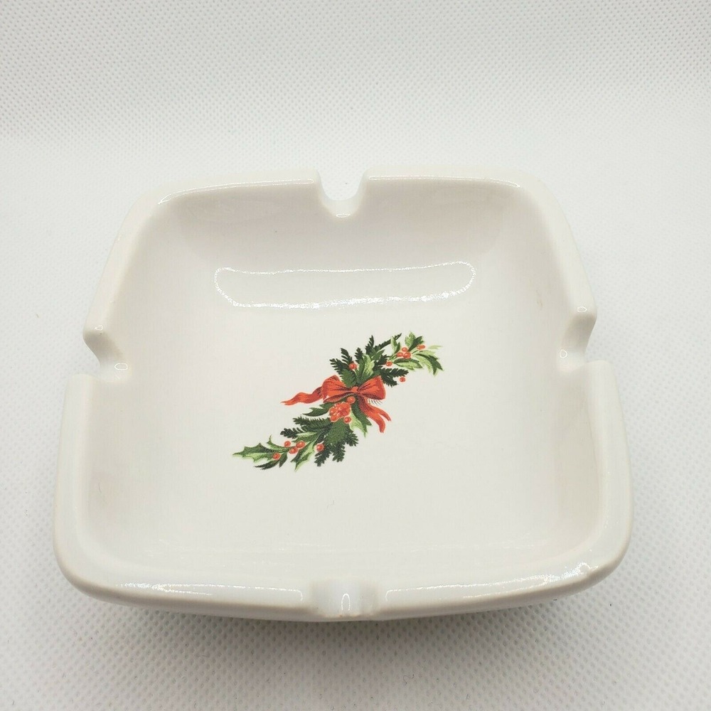 Vintage Haeger 925 USA Christmas Holiday White With Holly Ceramic Ashtray 4"